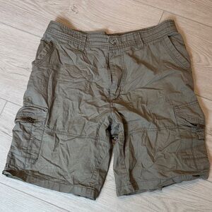 Men's Olive Cargo Shorts with Zip Pocket Details